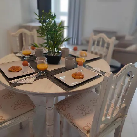 Apartmán Elegant And Spacious With Sea Vieuw